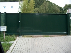 Sliding gate with plate cover