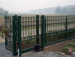 Automatic sliding gate